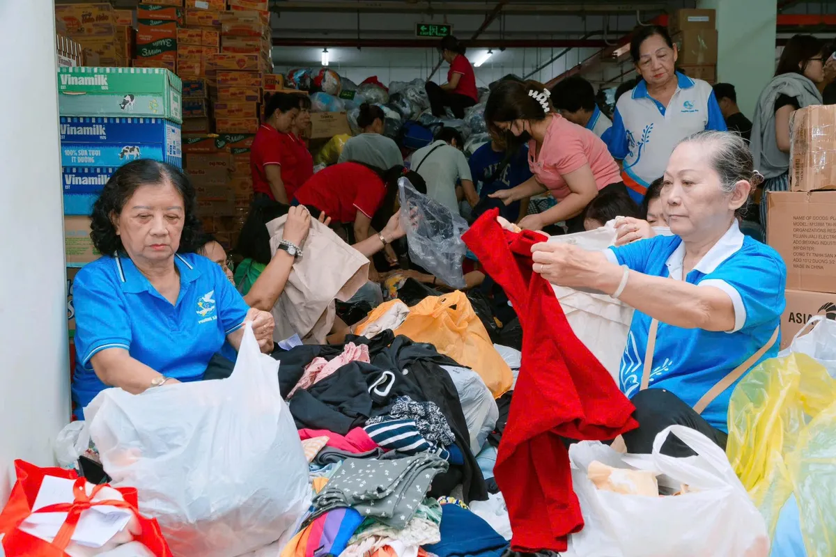 Cứu trợ miền Trung: TP Hồ Chí Minh chuyển hướng ưu tiên nhu yếu phẩm - Ảnh 1.