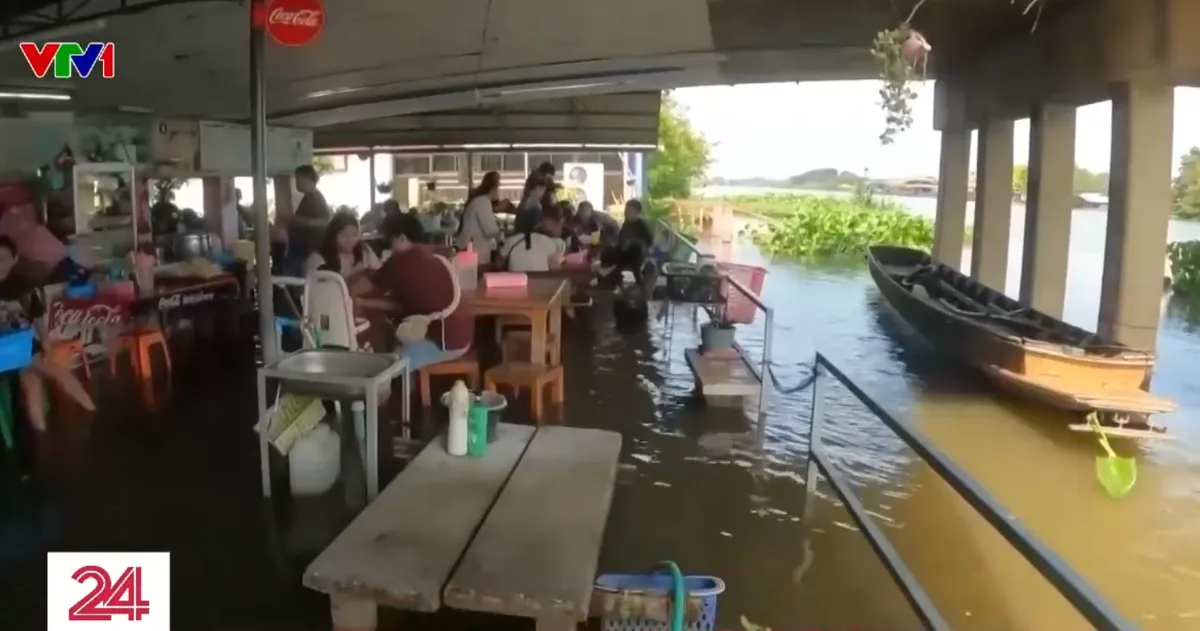 Trải nghiệm ăn uống giữa đàn cá trong quán ngập nước ở Thái Lan- Ảnh 1. Trải nghiệm ăn uống giữa đàn cá trong quán ngập nước ở Thái Lan- Ảnh 1.