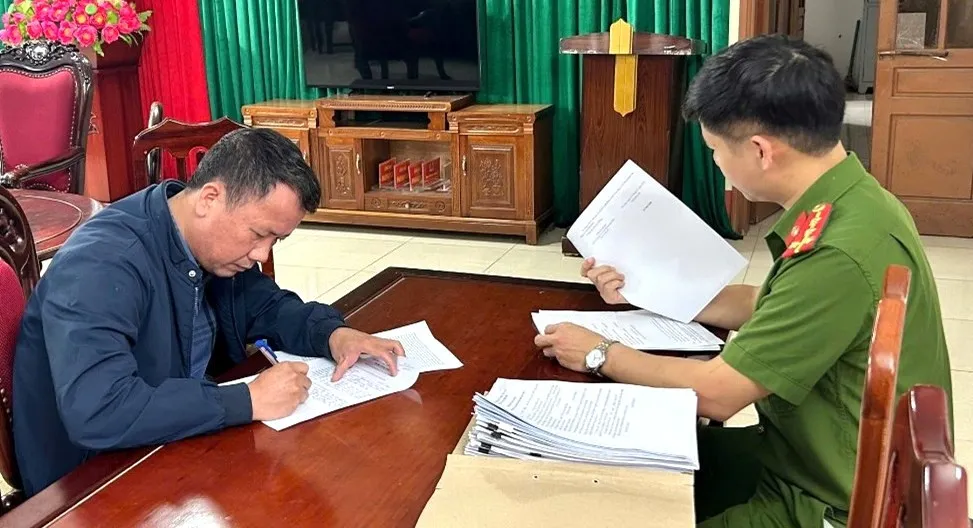 Bắt giam nguyên cán bộ địa chính xã ở Ninh Bình vì nhận hối lộ - Ảnh 1.