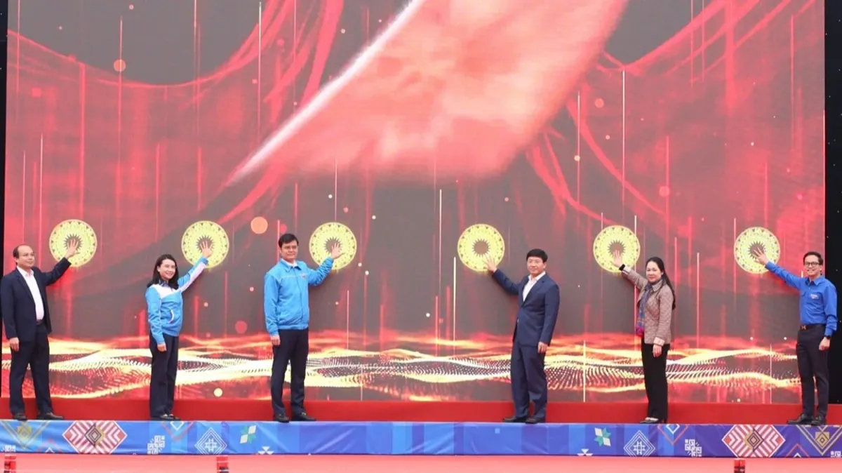 Phát động "Hành trình đồng hành với học sinh biên giới" tại Điện Biên- Ảnh 1.