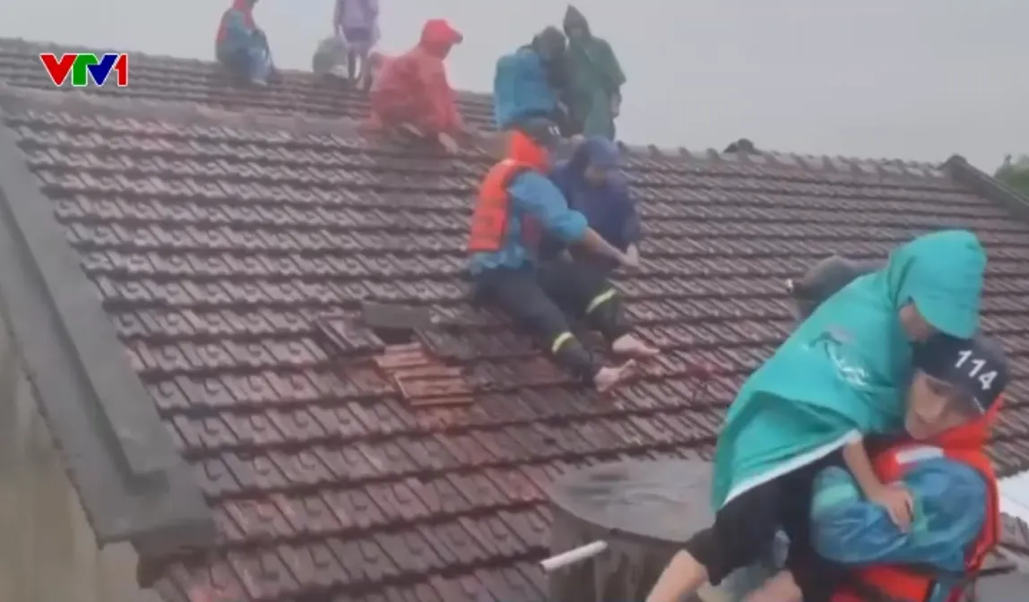 Dỡ mái ngói, cứu người dân vùng ngập sâu ở Đắk Lắk bằng mọi cách  - Ảnh 1.