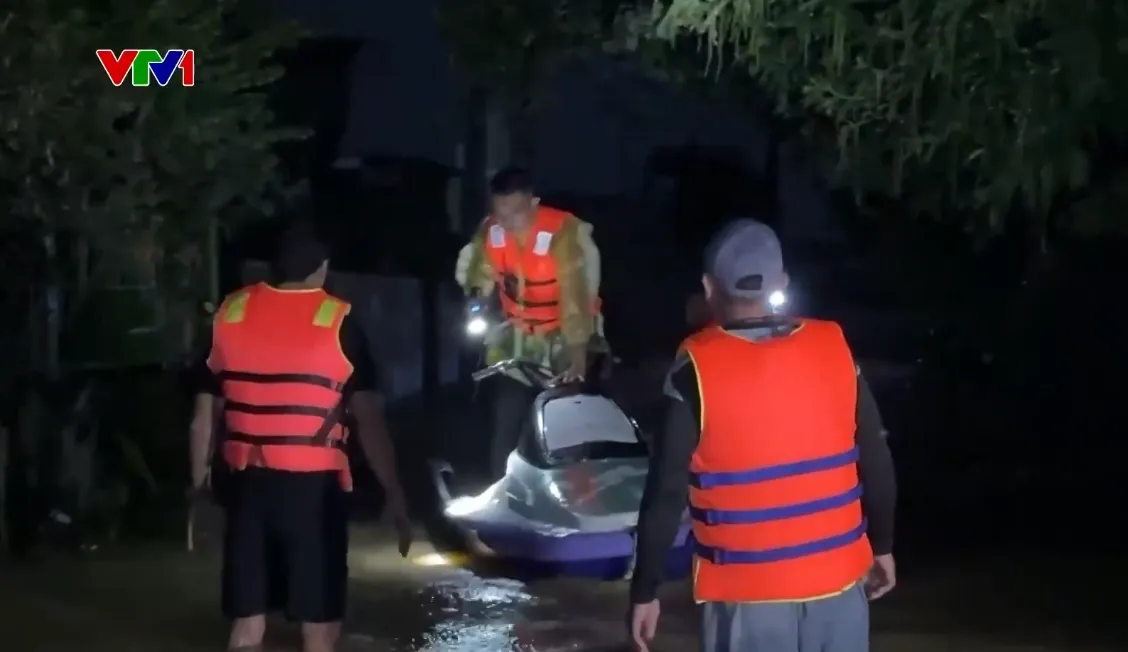 Đội cứu hộ cộng đồng tìm mọi cách cứu người dân vượt lũ dữ - Ảnh 1.