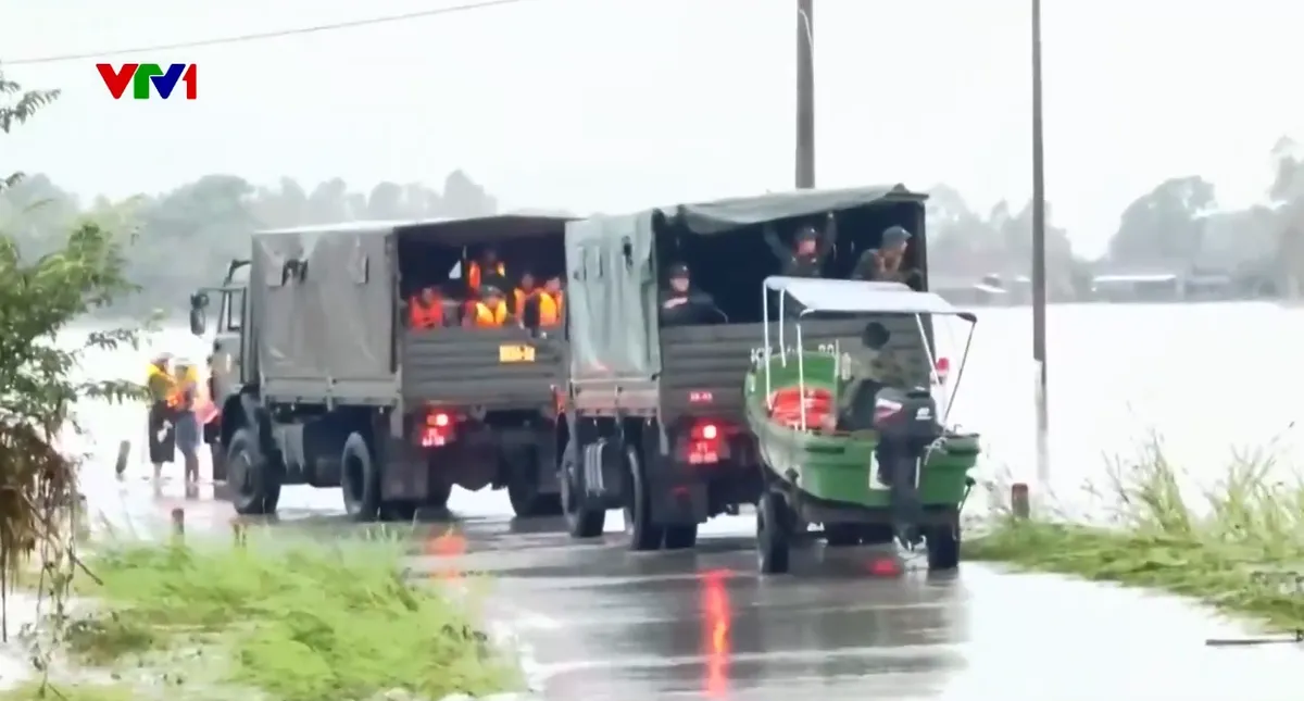 Những đoàn xe nối đuôi nhau tiếp tế lương thực cho bà con vùng lũ Đắk Lắk - Ảnh 1.