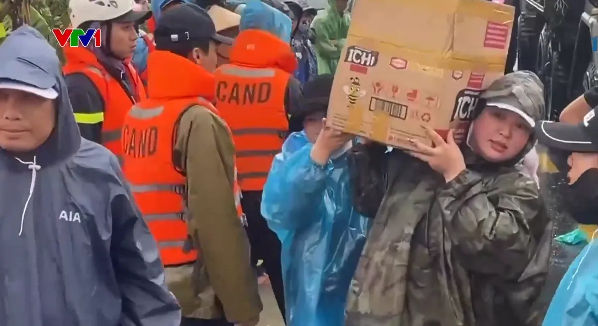 Những đoàn xe nối đuôi nhau tiếp tế lương thực cho bà con vùng lũ Đắk Lắk - Ảnh 2.