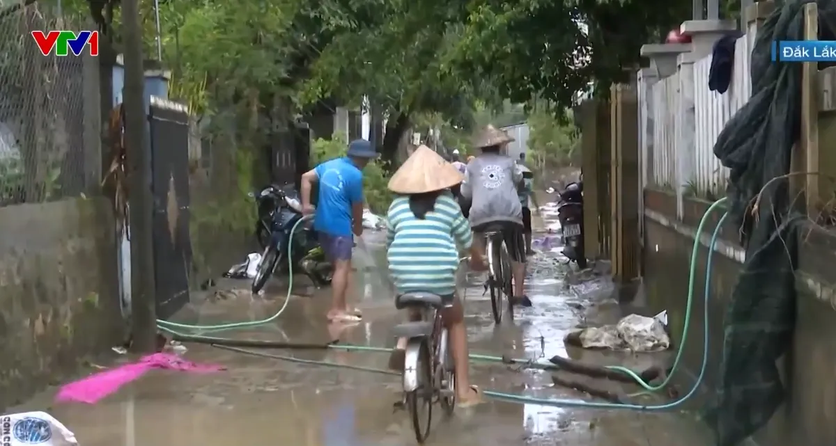 Đắk Lắk khẩn trương dọn dẹp, vệ sinh môi trường sau lũ - Ảnh 1.