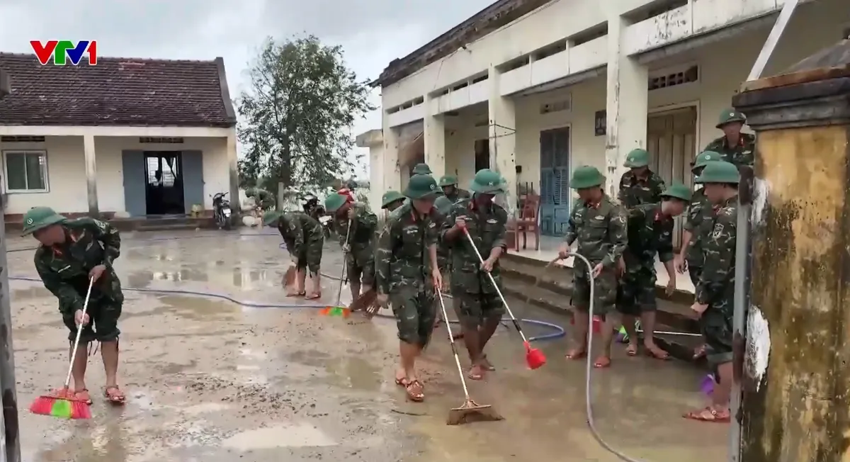 Chính quyền, lực lượng vũ trang tại Gia Lai chung tay khắc phục hậu quả mưa lũ - Ảnh 1.