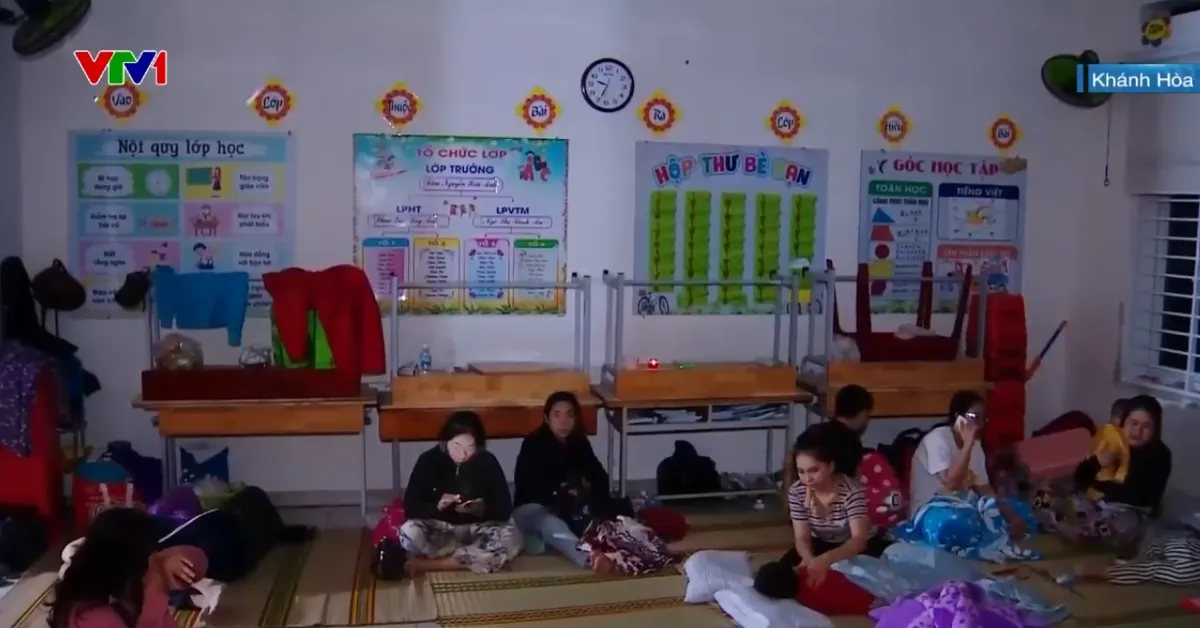 Hơn 10.000 hộ dân vùng lũ Khánh Hòa di dời đến nơi tránh trú an toàn - Ảnh 1.