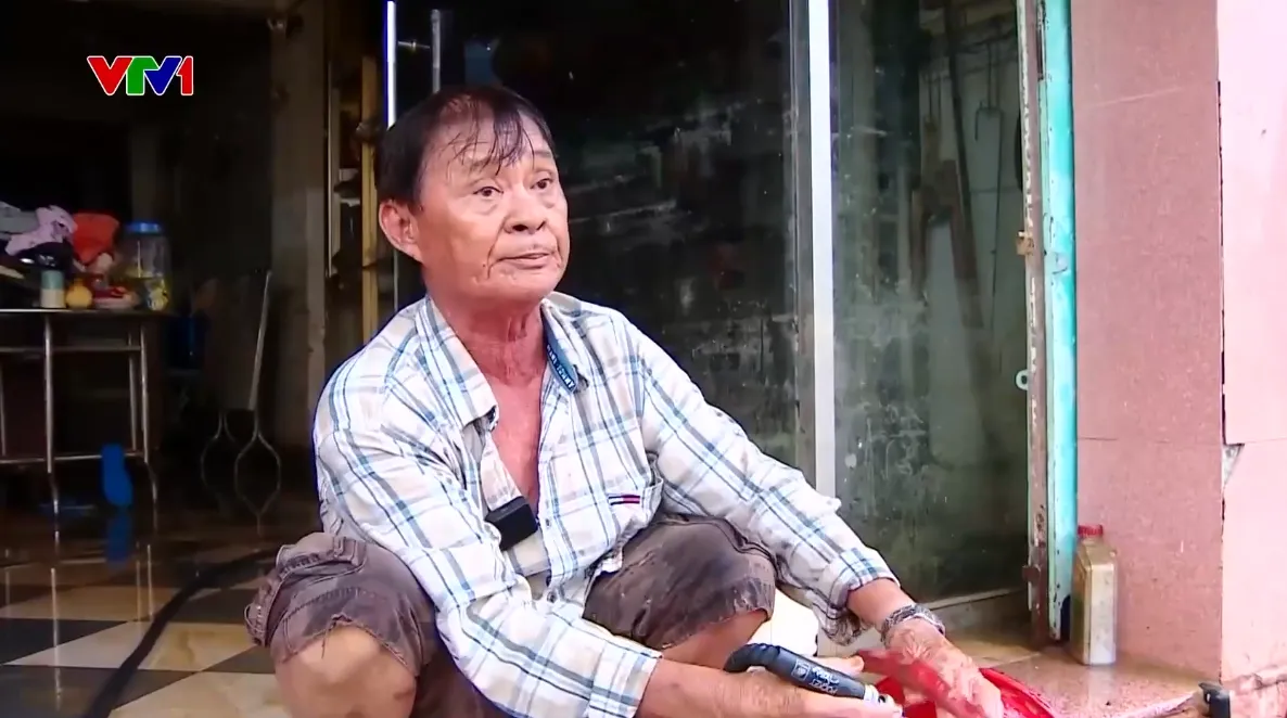 Người dân Khánh Hòa nén nỗi đau, nhanh chóng dọn dẹp, xây dựng lại sau lũ - Ảnh 1.