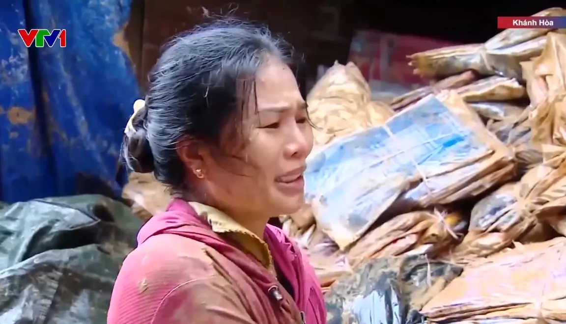 Nhà cửa bị lũ cuốn bay, nhiều người dân Khánh Hòa mất trắng tài sản - Ảnh 1.