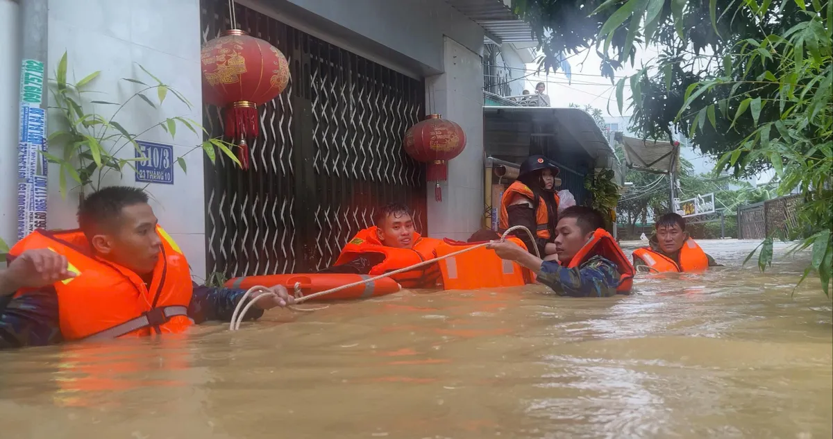Cán bộ chiến sĩ Vùng 4 Hải quân cứu hộ nhân dân tại phường Tây Nha Trang, tỉnh Khánh Hòa.
