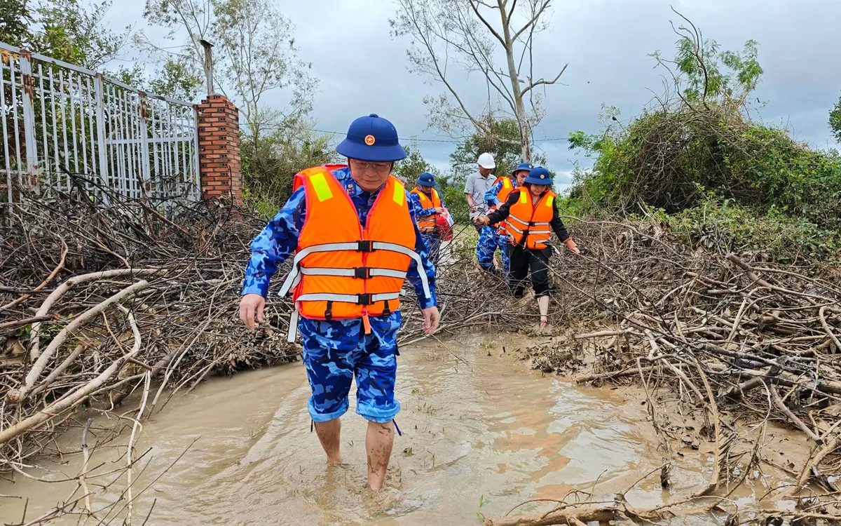 Đại tá Lê Huy - Chính ủy Vùng Cảnh sát biển 2 cùng đoàn công tác đến thăm, tặng quà hỗ trợ nhân dân xã Tuy Phước, tỉnh Gia Lai