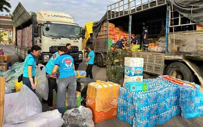 Ngay trong ngày 22/11, gần 45 tấn hàng được tập kết và sắp xếp để kịp thời vận chuyển vào Lâm Đồng. 