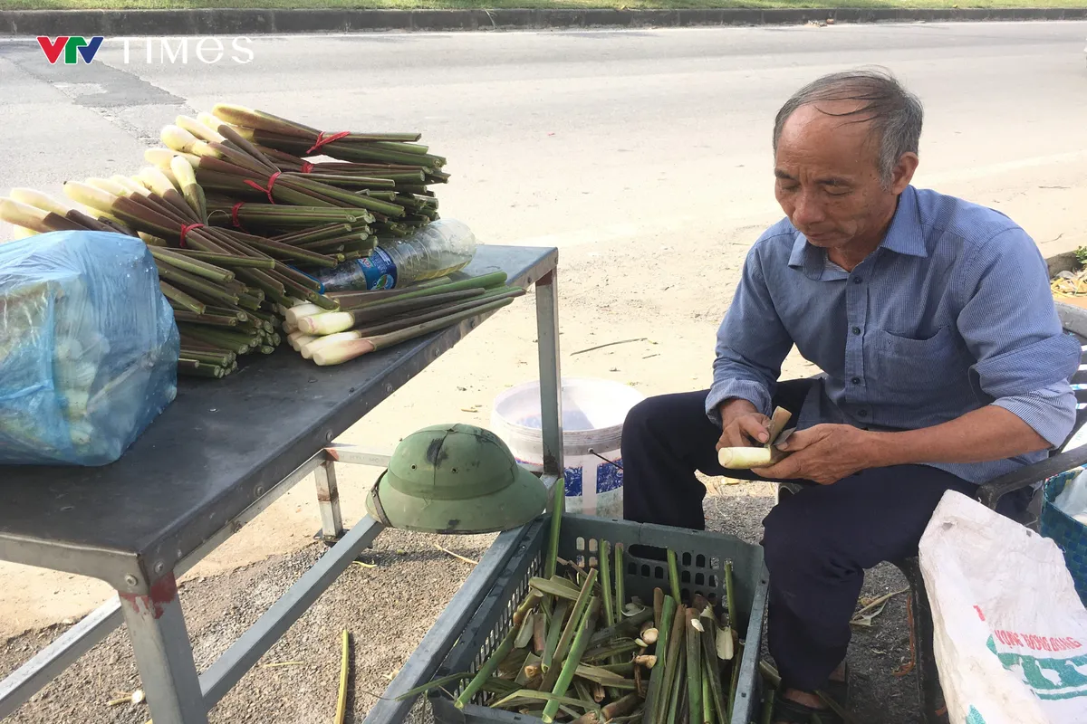 Người dân Ninh Bình tất bật thu hoạch củ niễng - loại đặc sản có giá trị kinh tế cao - Ảnh 2.