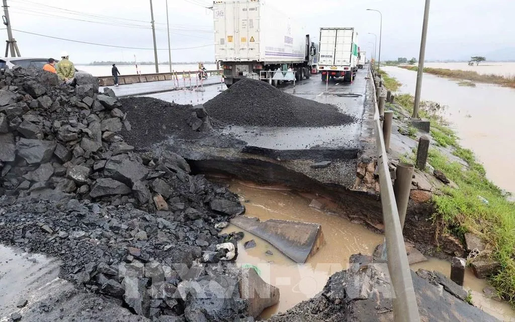 Quốc lộ 1A qua địa bàn phường Phú Yên (Đắk Lắk) có vị trí bị xói lở nghiêm trọng, ảnh hưởng đến việc đi lại của các phương tiện. Ảnh: Đỗ Trưởng.
