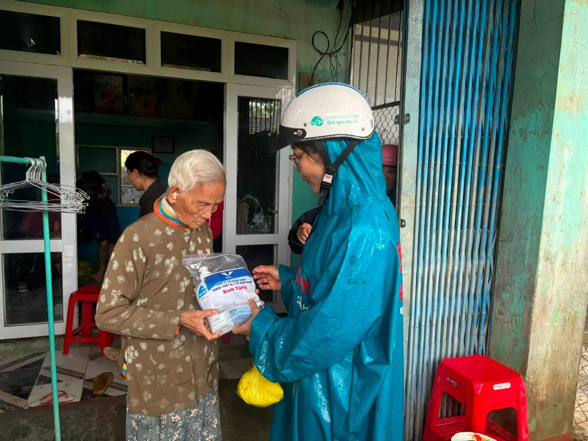 Gia Lai ra quân xử lý môi trường sau mưa lũ, ngăn dịch bùng phát- Ảnh 2. Gia Lai ra quân xử lý môi trường sau mưa lũ, ngăn dịch bùng phát- Ảnh 2.