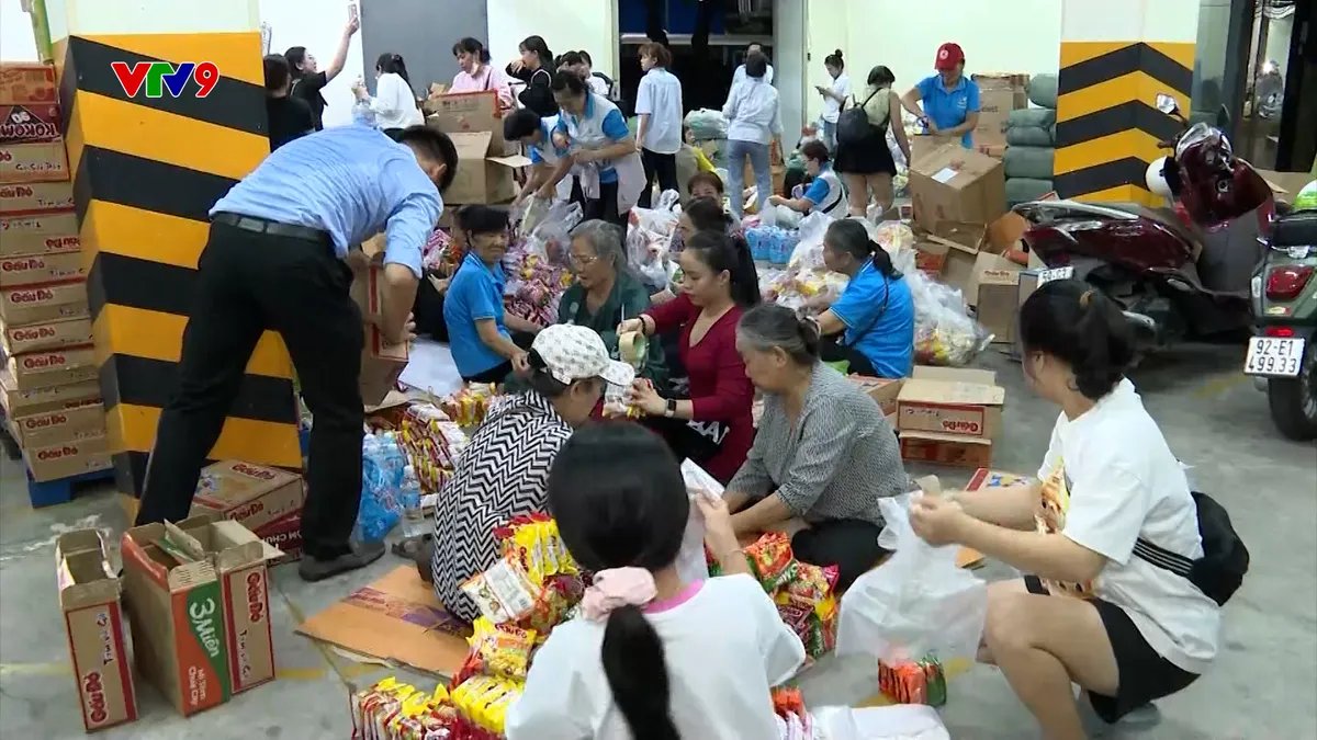 TP. Hồ Chí Minh: Nỗ lực trong đêm để 15 tấn hàng kịp đến với Khánh Hoà