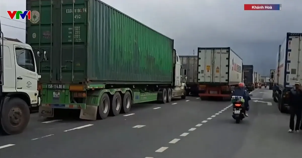 Quốc lộ 1 qua Khánh Hòa ùn tắc 20km, nhiều tài xế mắc kẹt đến 3 ngày - Ảnh 1.