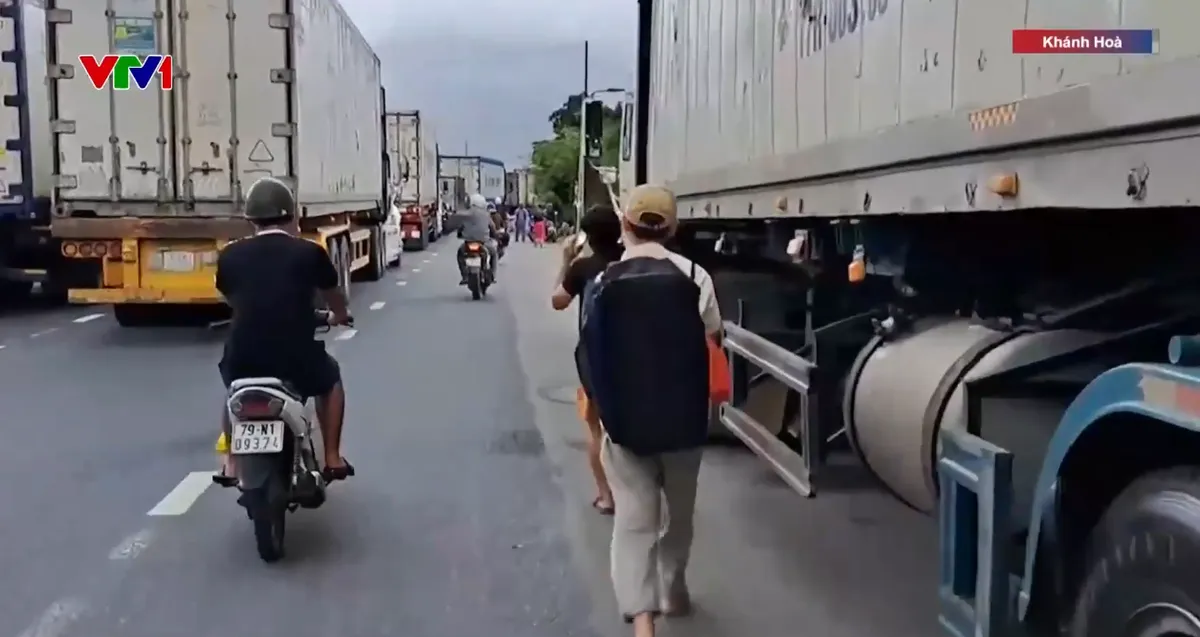 Quốc lộ 1 qua Khánh Hòa ùn tắc 20km, nhiều tài xế mắc kẹt đến 3 ngày - Ảnh 2.