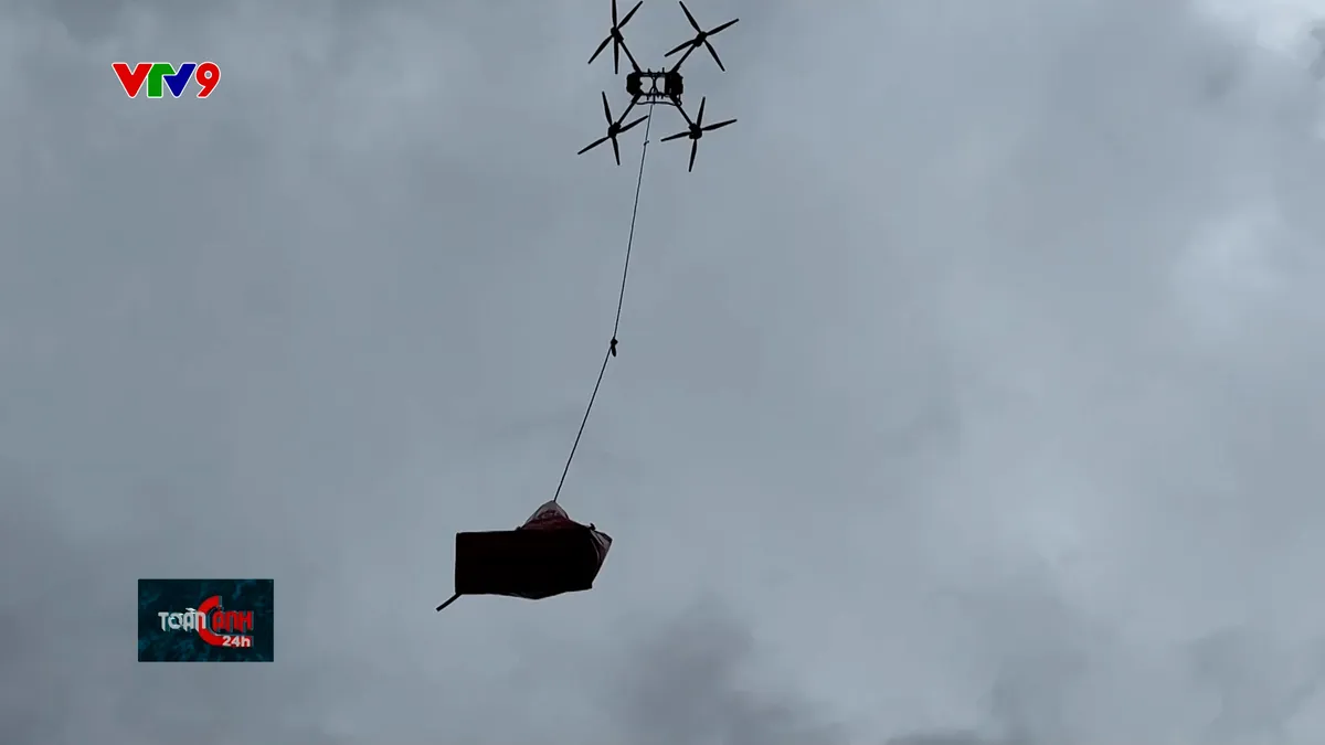 Nhiều giải pháp đưa cứu trợ dân vùng lũ bị cô lập