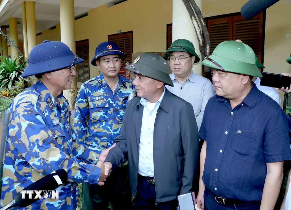 Sớm khôi phục sản xuất, ổn định cuộc sống cho nhân dân vùng lũ Khánh Hòa - Ảnh 2.