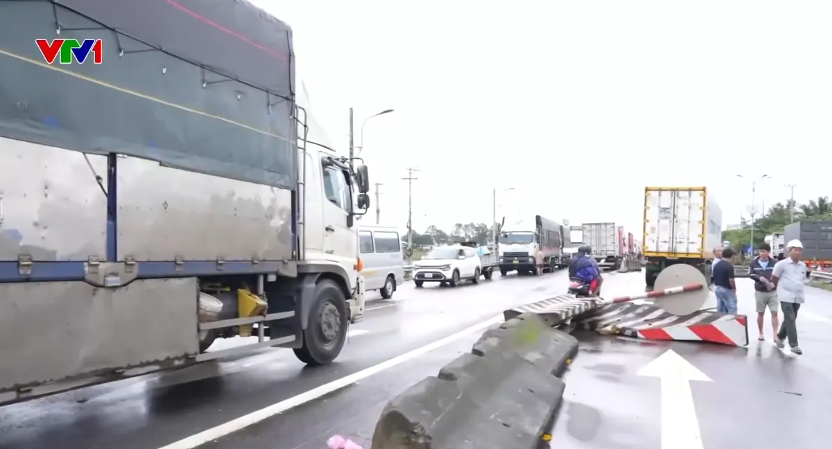 Ùn tắc giao thông tại Đắk Lắk cản trở công tác cứu hộ, tiếp tế cho vùng bị cô lập - Ảnh 1.