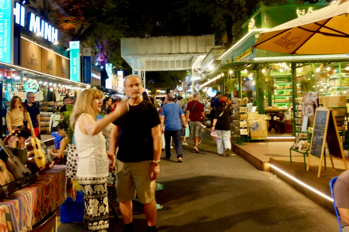 Tour đêm Đường sách có đủ sức thành điểm nhấn cho du lịch TP Hồ Chí Minh?- Ảnh 2.