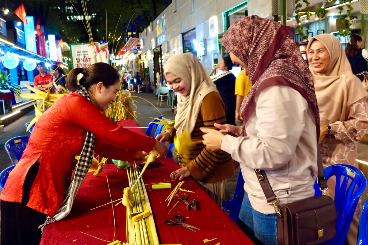 Tour đêm Đường sách có đủ sức thành điểm nhấn cho du lịch TP Hồ Chí Minh?- Ảnh 11.
