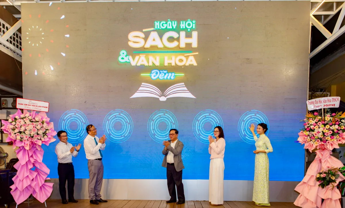 Tour đêm Đường sách có đủ sức thành điểm nhấn cho du lịch TP Hồ Chí Minh?- Ảnh 6.