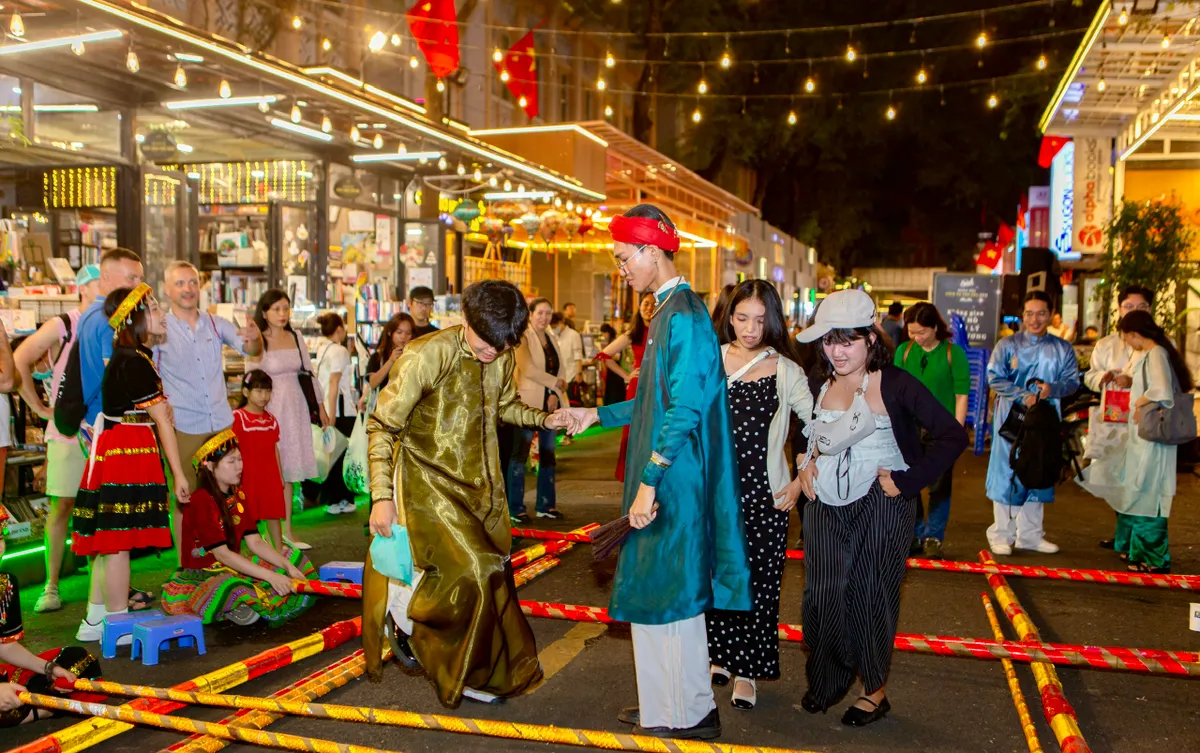 Tour đêm Đường sách có đủ sức thành điểm nhấn cho du lịch TP Hồ Chí Minh?- Ảnh 13.