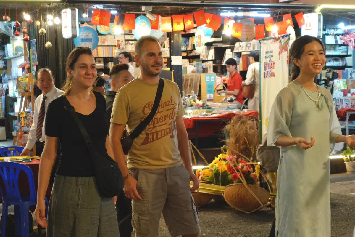 Tour đêm Đường sách có đủ sức thành điểm nhấn cho du lịch TP Hồ Chí Minh?- Ảnh 1.