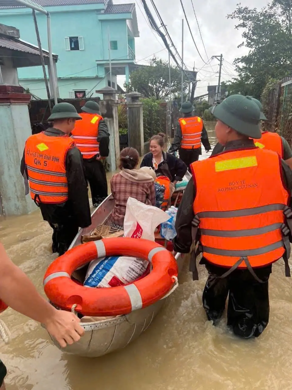Tổ quân y cơ động - điểm tựa sức khỏe cho bà con vùng lũ và lực lượng cứu hộ - Ảnh 1.