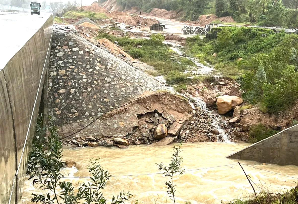 Mưa lũ gây thiệt hại 3 gói thầu cao tốc Quy Nhơn - Chí Thạnh, nguy cơ chậm tiến độ - Ảnh 4.