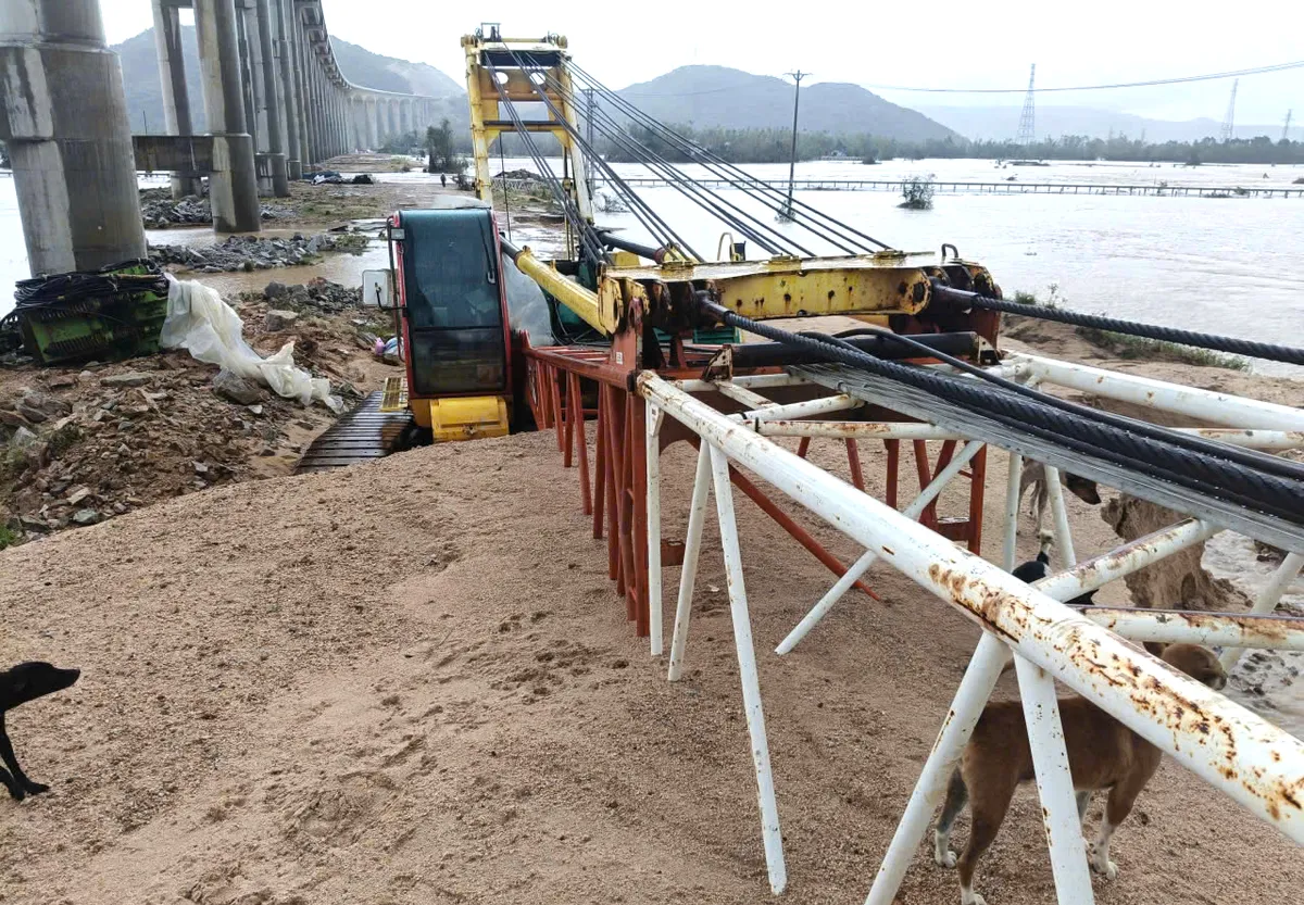 Mưa lũ gây thiệt hại 3 gói thầu cao tốc Quy Nhơn - Chí Thạnh, nguy cơ chậm tiến độ - Ảnh 1.