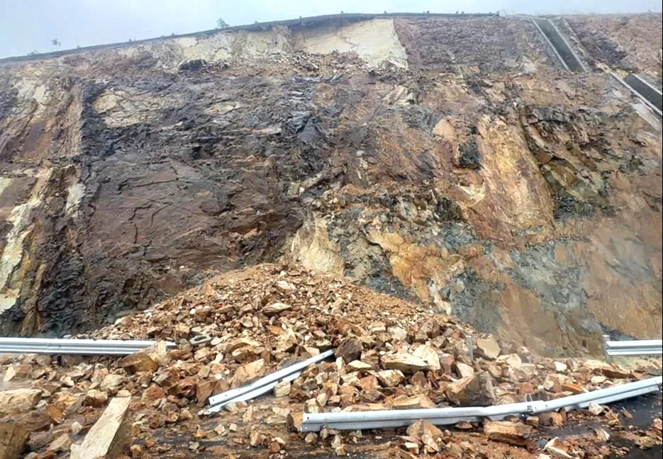 Mưa lũ gây thiệt hại 3 gói thầu cao tốc Quy Nhơn - Chí Thạnh, nguy cơ chậm tiến độ - Ảnh 3.