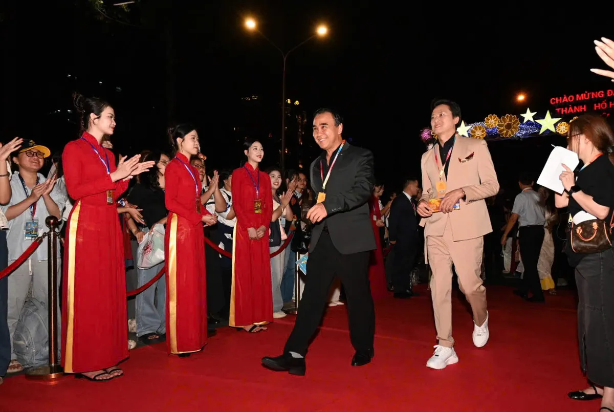 Thảm đỏ LHP Việt Nam lần thứ XXIV: Khán giả hô vang tên các bộ phim Việt - Ảnh 8.