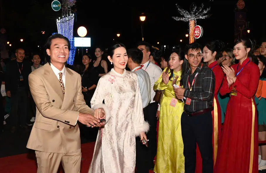Thảm đỏ LHP Việt Nam lần thứ XXIV: Khán giả hô vang tên các bộ phim Việt - Ảnh 5.