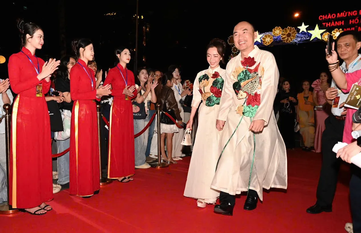 Thảm đỏ LHP Việt Nam lần thứ XXIV: Khán giả hô vang tên các bộ phim Việt - Ảnh 6.