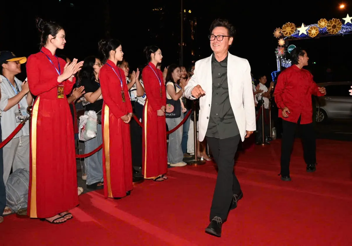 Thảm đỏ LHP Việt Nam lần thứ XXIV: Khán giả hô vang tên các bộ phim Việt - Ảnh 3.