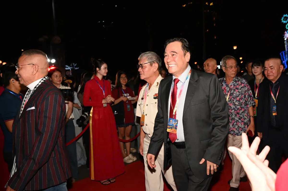 Thảm đỏ LHP Việt Nam lần thứ XXIV: Khán giả hô vang tên các bộ phim Việt - Ảnh 7.