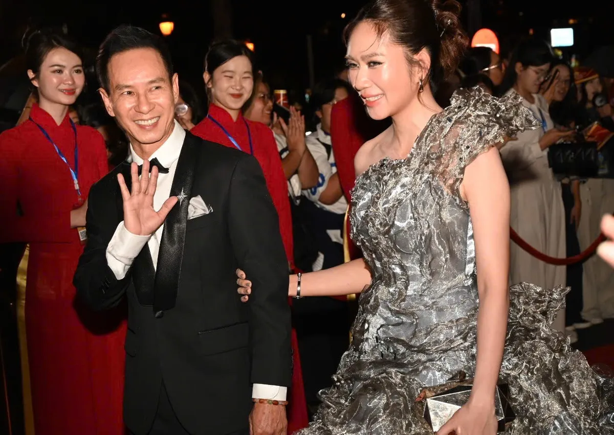 Thảm đỏ LHP Việt Nam lần thứ XXIV: Khán giả hô vang tên các bộ phim Việt - Ảnh 2.