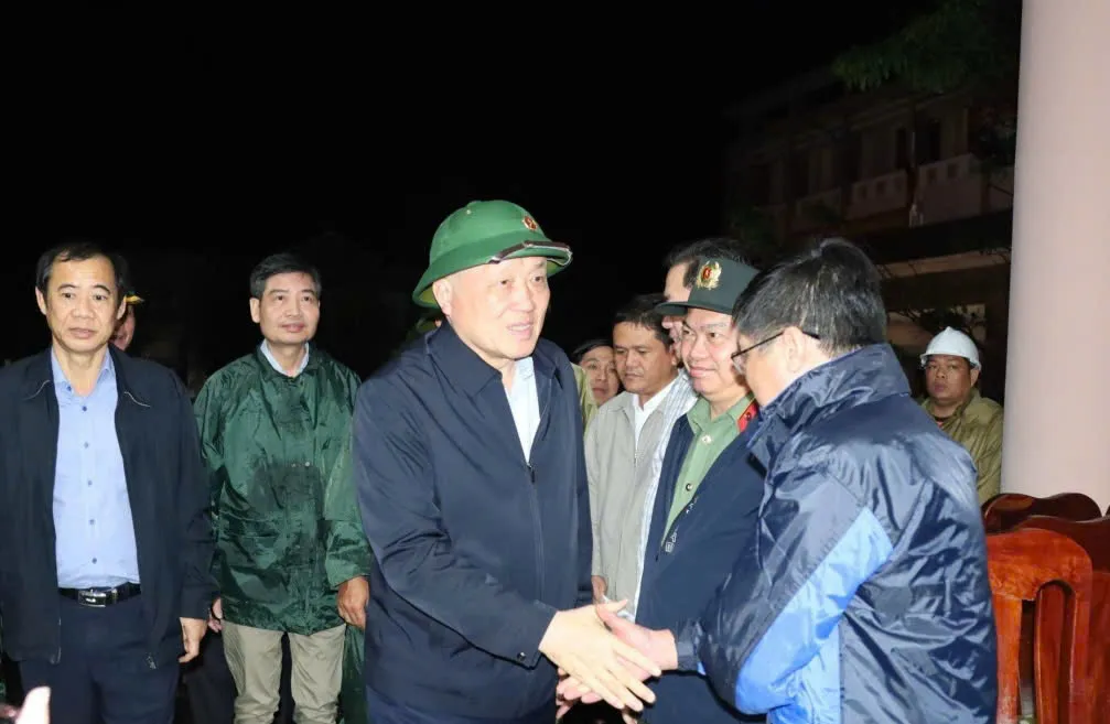 Phó thủ tướng Nguyễn Hòa Bình: Huy động mọi nguồn lực, chăm lo nhu yếu phẩm và y tế cho người dân vùng lũ Đắk Lắk - Ảnh 2.