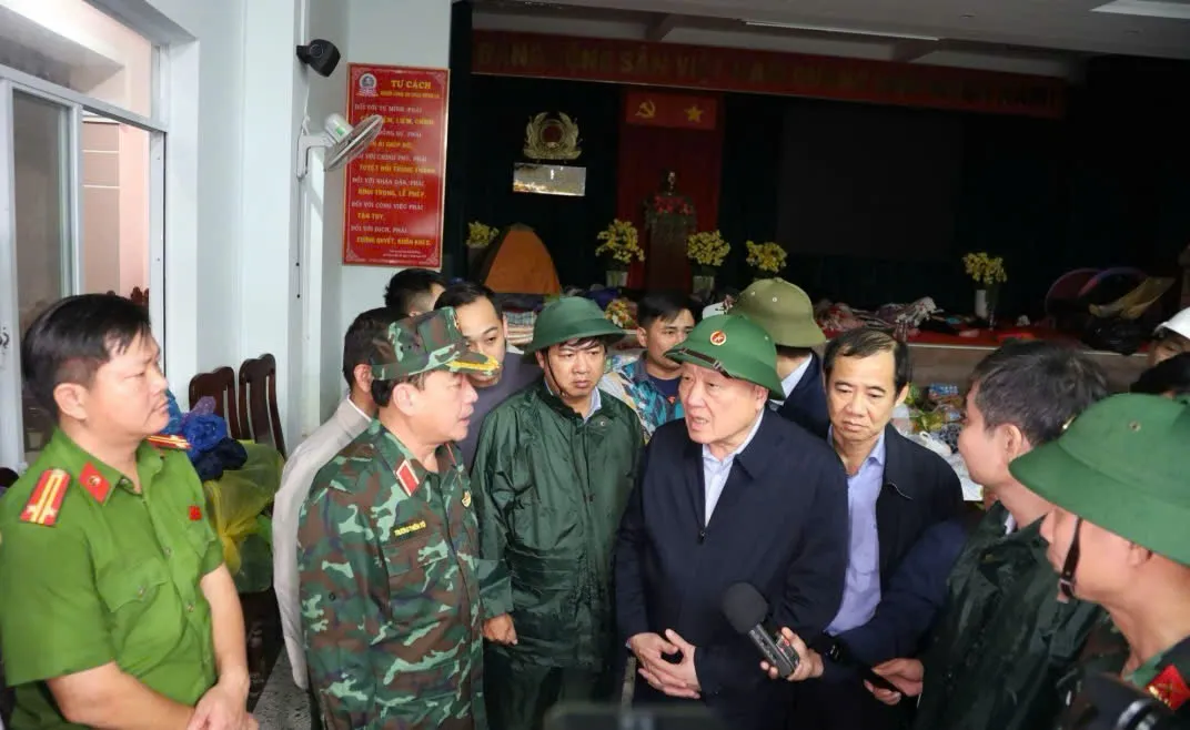 Phó thủ tướng Nguyễn Hòa Bình: Huy động mọi nguồn lực, chăm lo nhu yếu phẩm và y tế cho người dân vùng lũ Đắk Lắk - Ảnh 1.