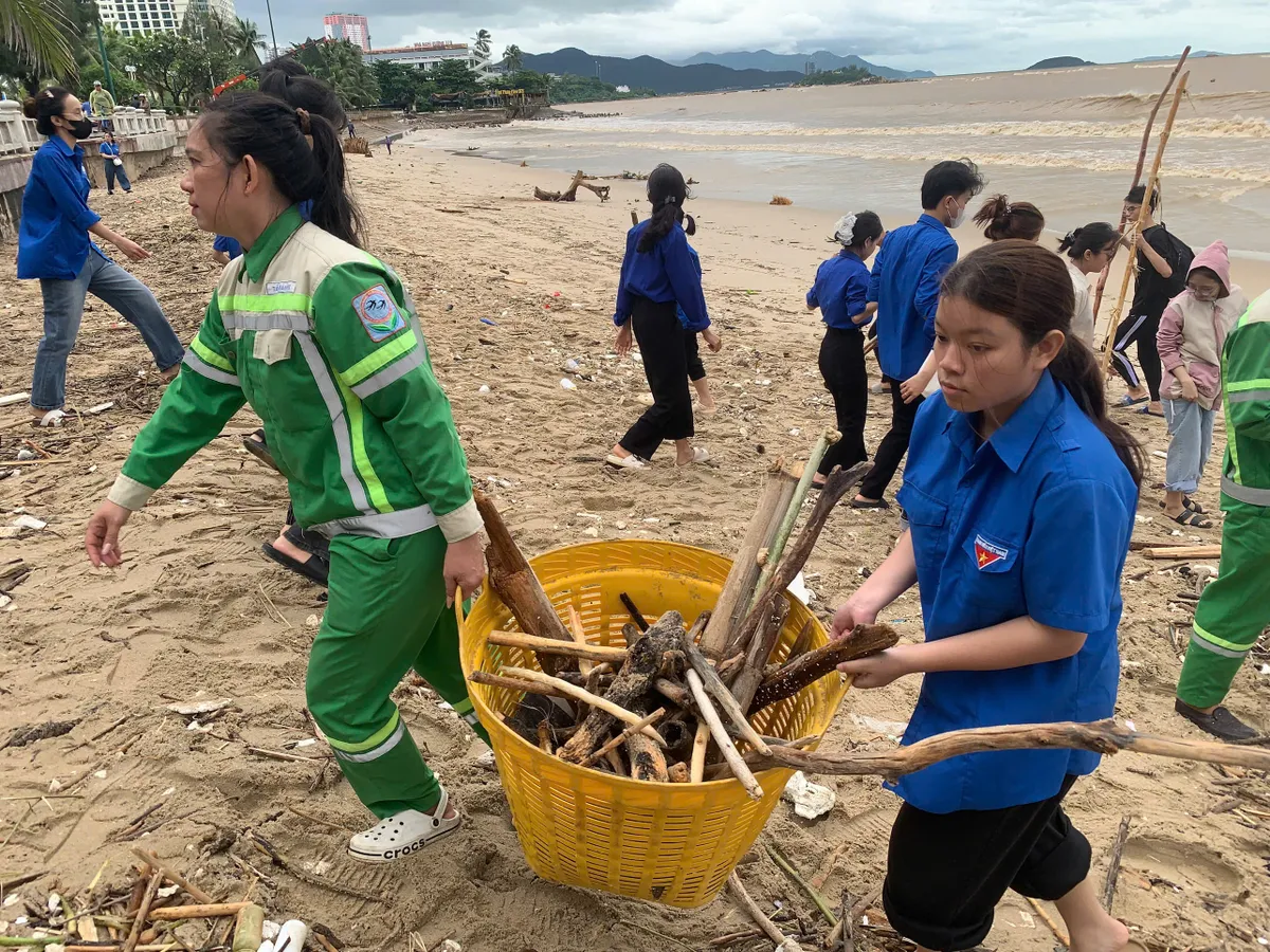 Nha Trang: Rác bủa vây biển Trần Phú sau lũ, hàng trăm sinh viên chung sức làm sạch bờ biển - Ảnh 1.