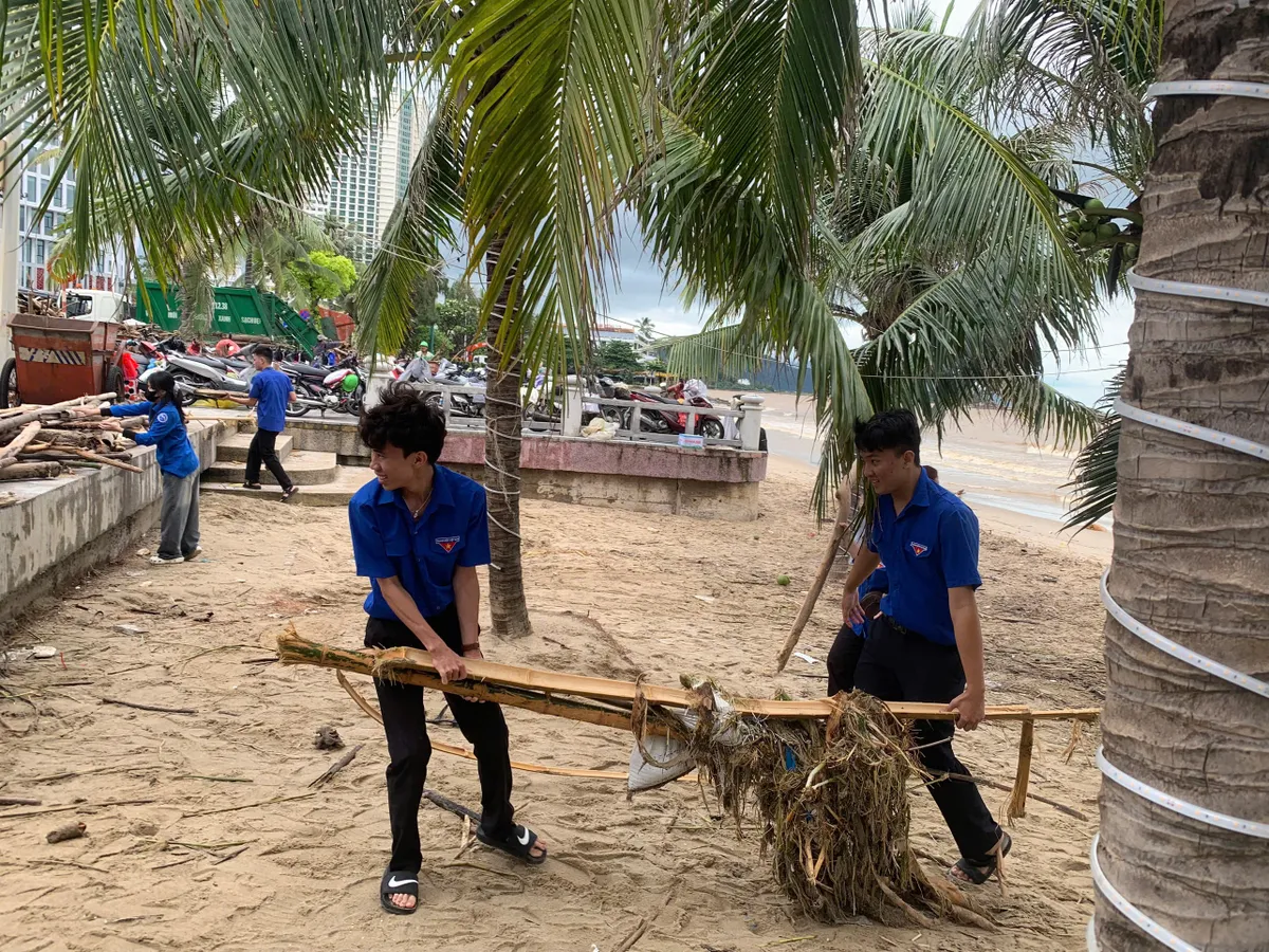 Nha Trang: Rác bủa vây biển Trần Phú sau lũ, hàng trăm sinh viên chung sức làm sạch bờ biển - Ảnh 2.