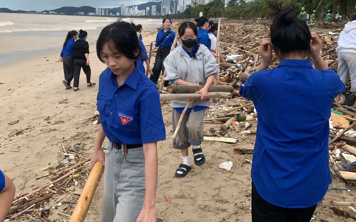 Dù các lực lượng đã làm việc hết công suất, liên tục phân loại và vận chuyển về điểm tập kết, nhưng nhân lực hiện có vẫn không đủ để dọn lượng rác quá lớn.