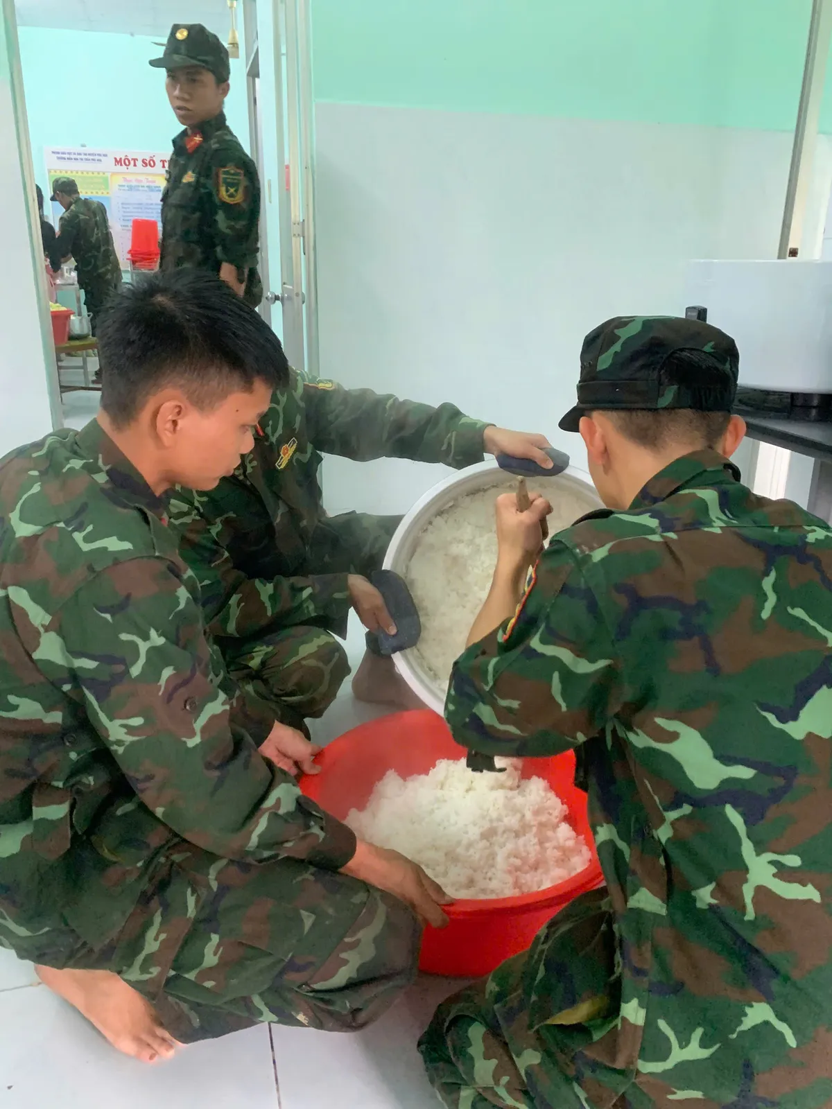 Bếp cơm người lính sưởi ấm tình người vùng lũ - Ảnh 2.