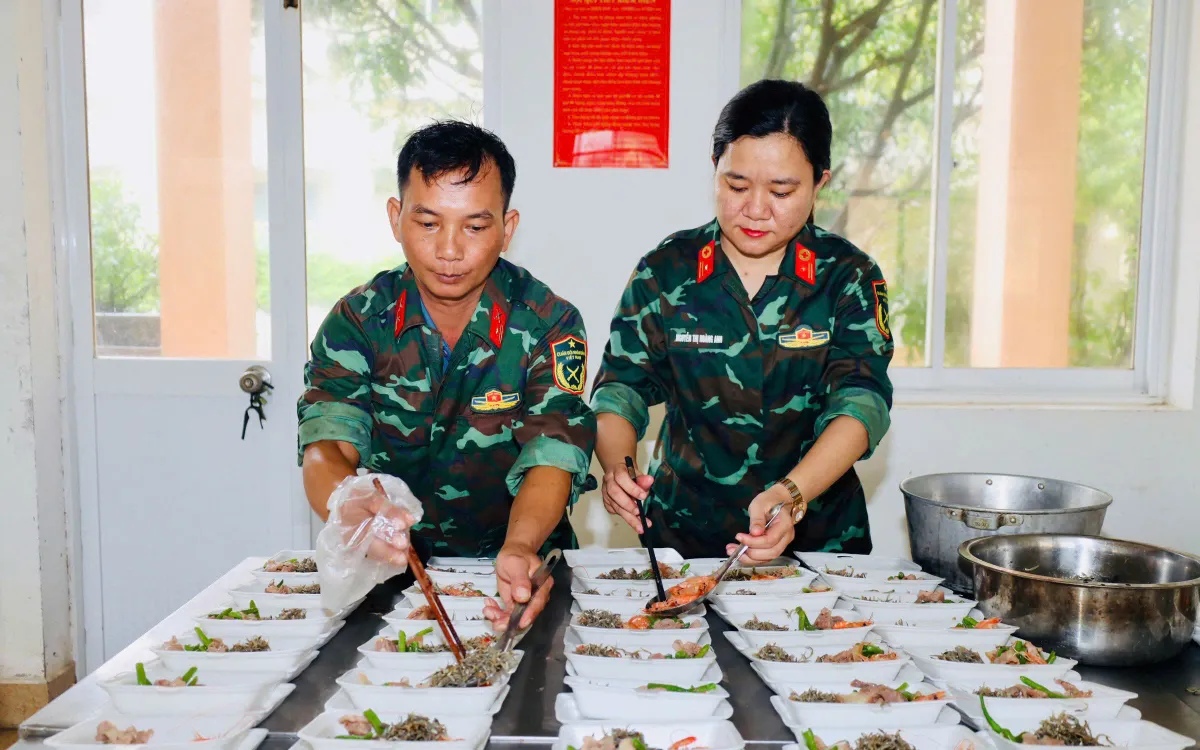 Bếp cơm người lính sưởi ấm tình người vùng lũ