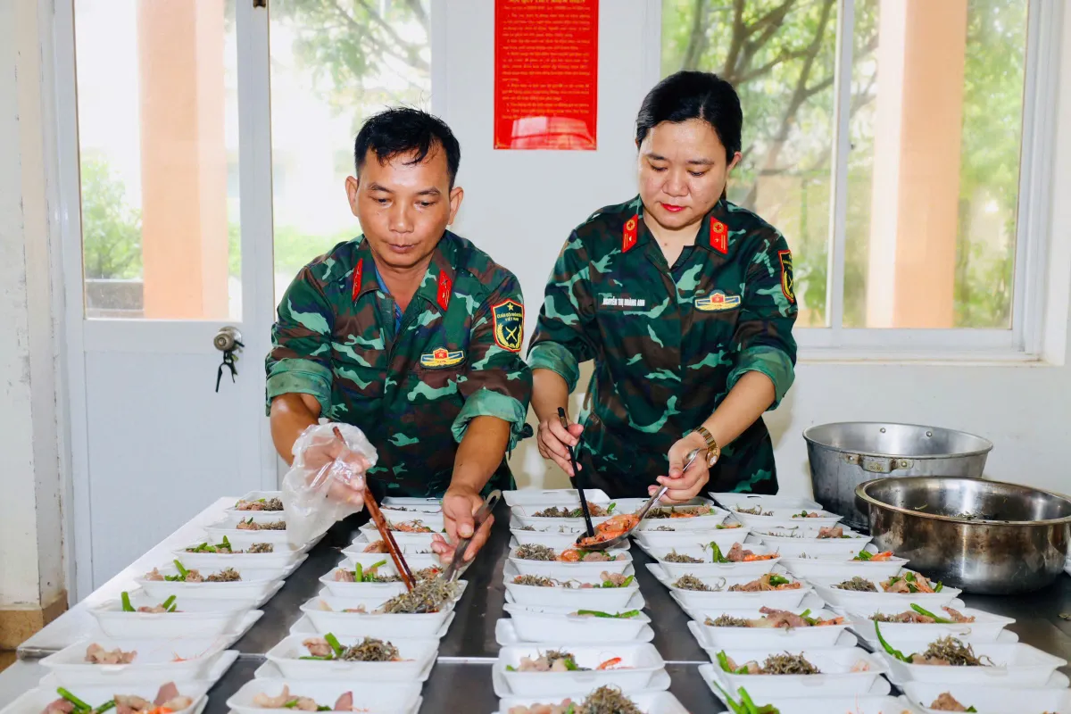 Bếp cơm người lính sưởi ấm tình người vùng lũ - Ảnh 5.