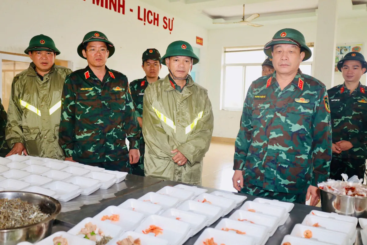 Bếp cơm người lính sưởi ấm tình người vùng lũ - Ảnh 4.