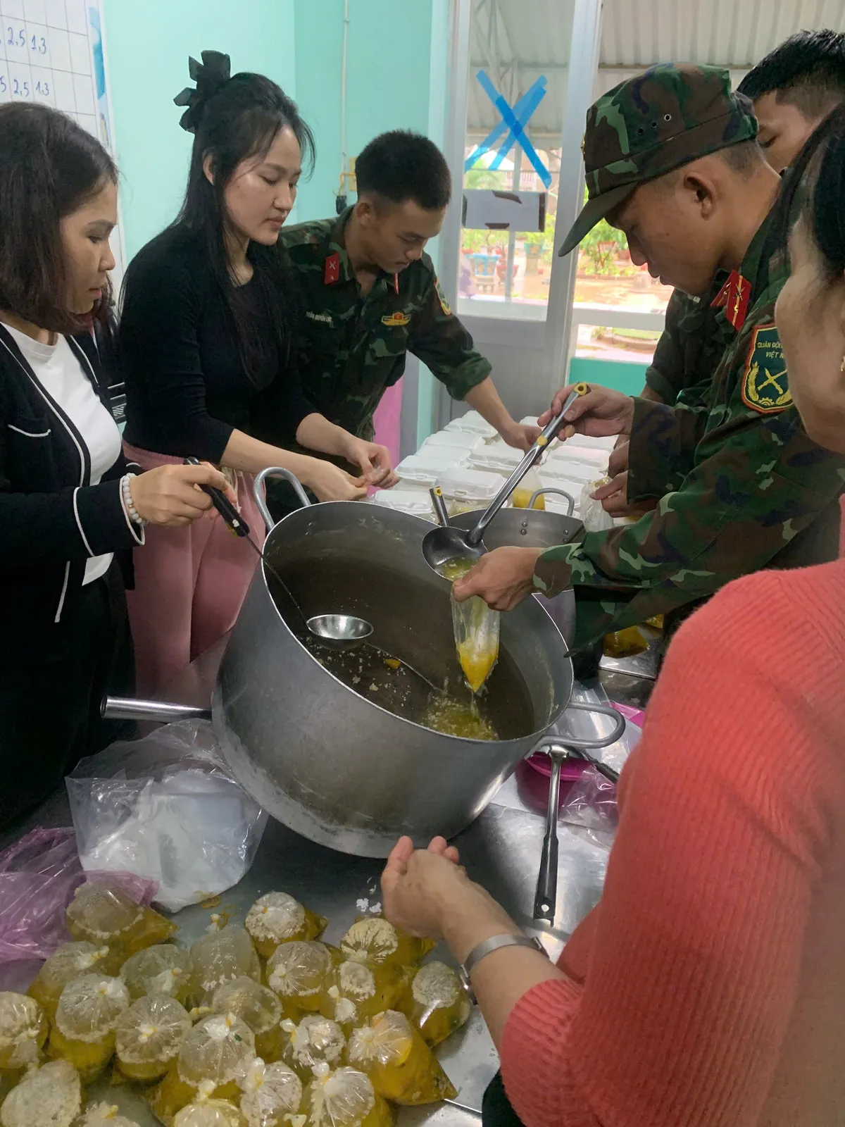 Bếp cơm người lính sưởi ấm tình người vùng lũ - Ảnh 3.